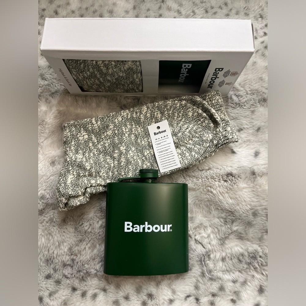 BARBOUR Mens Green/Grey 6oz Hip Flask + Socks Set MSRP$95 Great Gift
